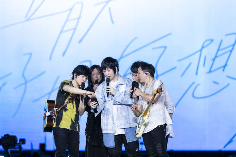真的“好好好想见到你” 五月天等待两年终于见到新加坡4万名歌迷