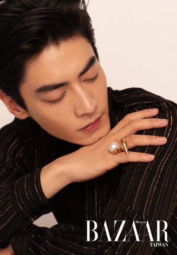 BAZAAR杂志!林映唯V.S宋柏纬 红色与白色相互挑战圣诞决胜负