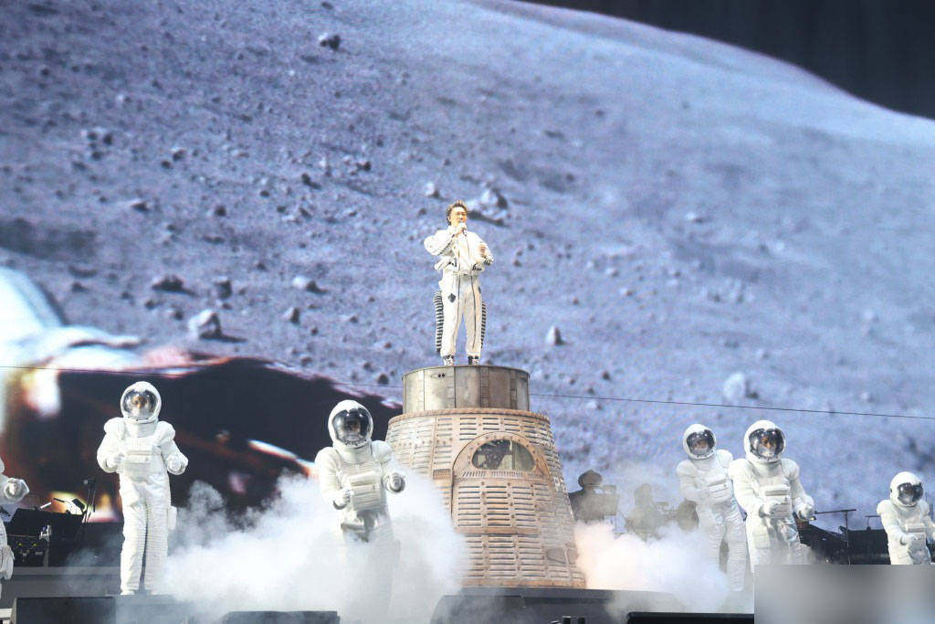 陈奕迅红馆开唱，徐濠萦大病初愈获18岁女儿陪同，舒淇冯德伦现身