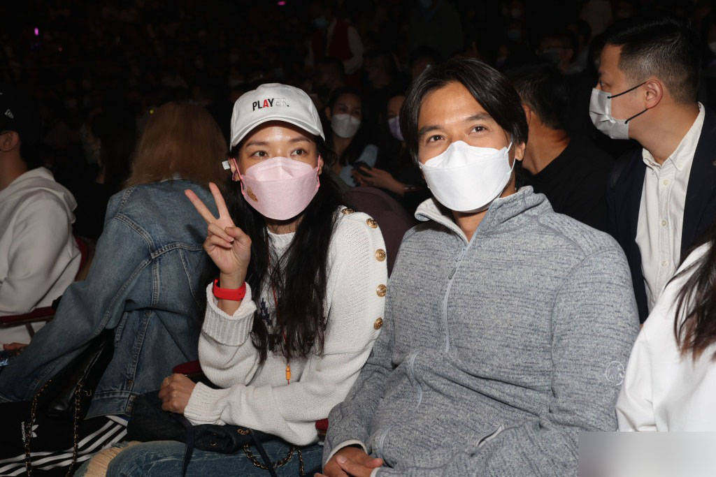 陈奕迅红馆开唱，徐濠萦大病初愈获18岁女儿陪同，舒淇冯德伦现身