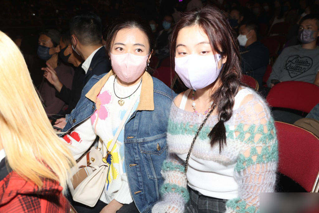 陈奕迅红馆开唱，徐濠萦大病初愈获18岁女儿陪同，舒淇冯德伦现身