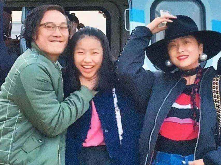 陈奕迅红馆开唱，徐濠萦大病初愈获18岁女儿陪同，舒淇冯德伦现身