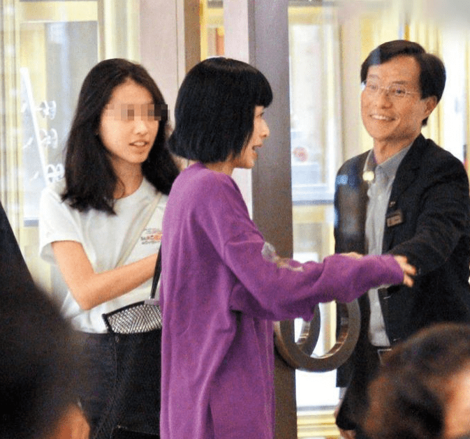 陈奕迅红馆开唱，徐濠萦大病初愈获18岁女儿陪同，舒淇冯德伦现身