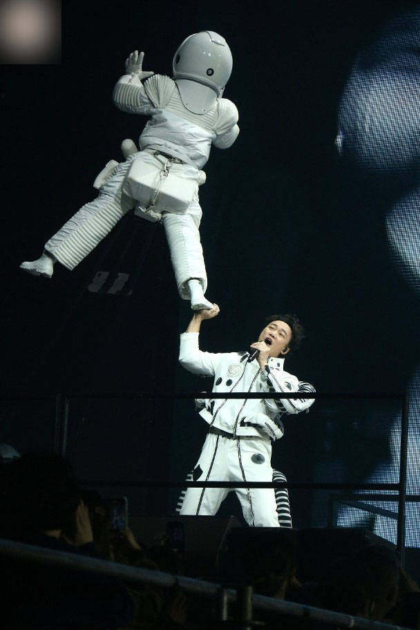 陈奕迅红馆开唱，徐濠萦大病初愈获18岁女儿陪同，舒淇冯德伦现身