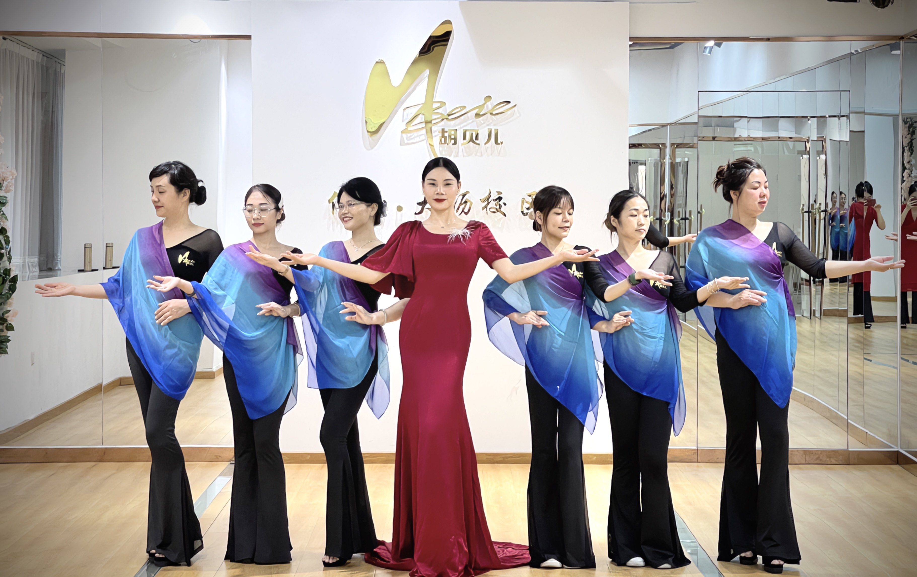佛山胡贝儿国际形体礼仪女子演出